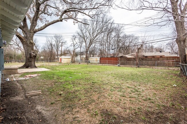 Building Photo - Updated 3 Bedroom, 1 Bath Home in Casa View