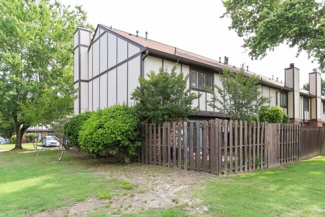 Building Photo - 1830 Ashborough Ct