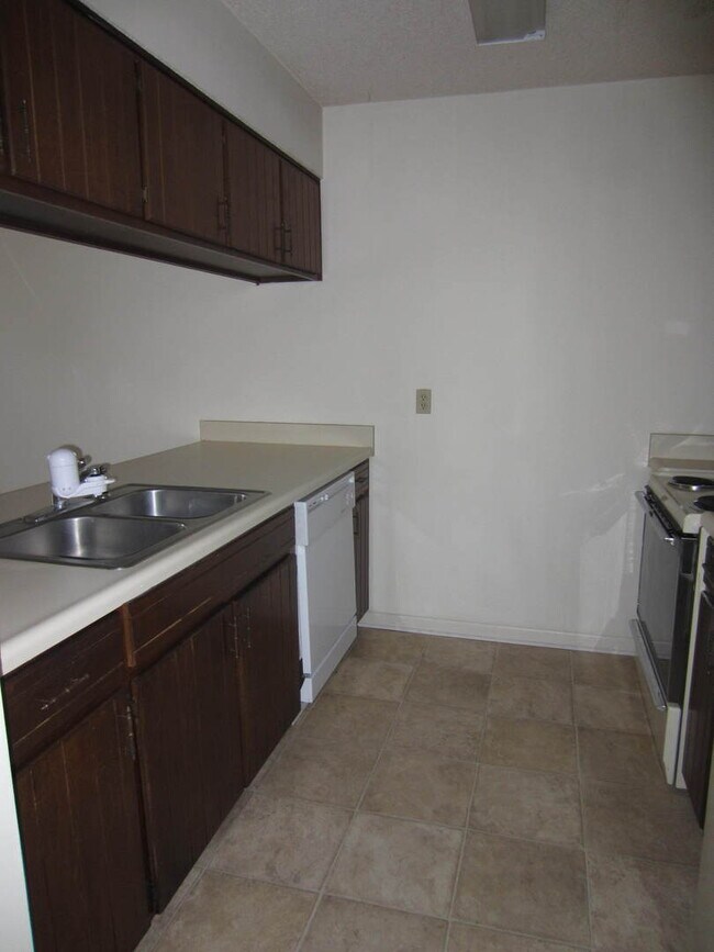 Building Photo - 5 Wooddale Dr