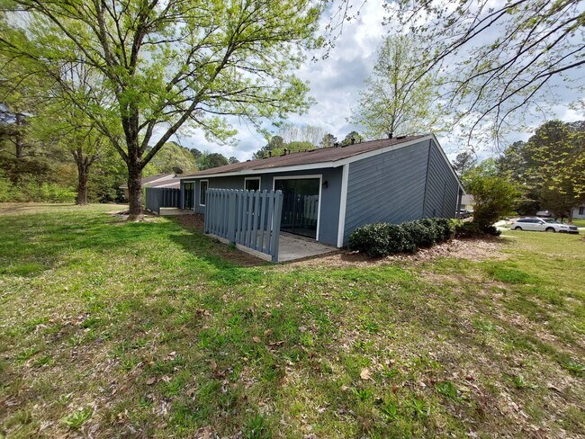 Building Photo - 106 Clear View