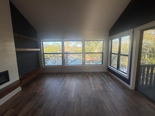 Building Photo - 300 Yacht Club Dr