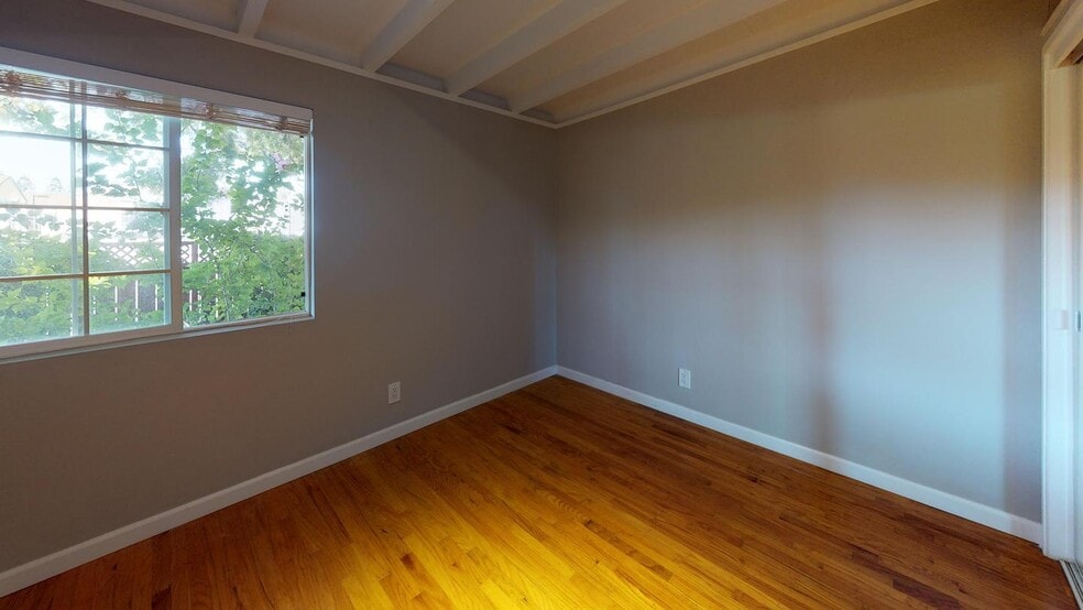 Building Photo - 710 Telford Ave