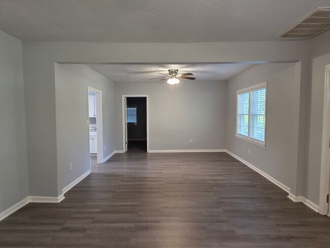 Building Photo - Country Living with Beautiful Oak Trees on Acreage!