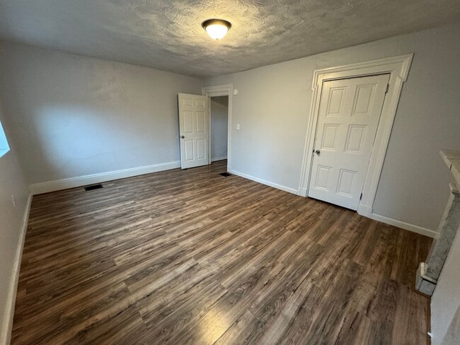 Building Photo - Charming and spacious 5BR Home in East Liberty