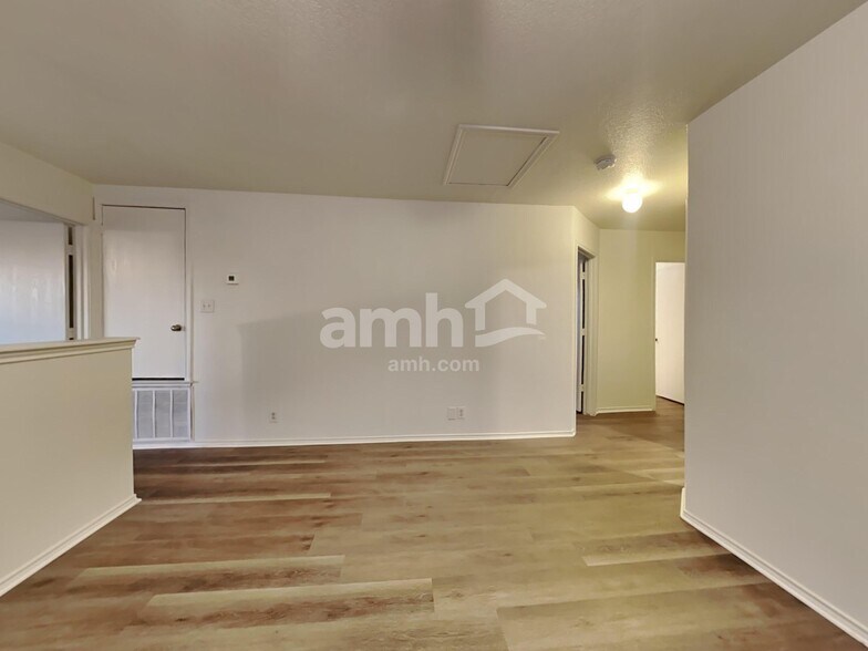 Building Photo - 7711 Cortland Oak