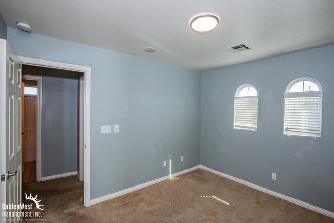 Building Photo - Stylish and Spacious 4Bdm 3.5 Ba Three-Sto...