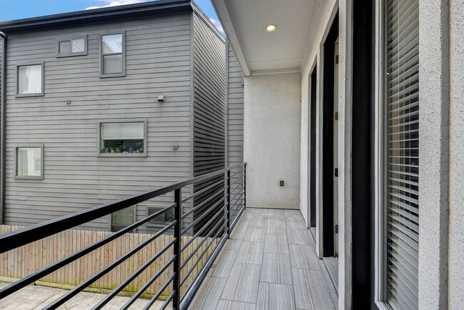 Building Photo - Modern Comfort Meets City Living — 3-Story Townhome Ready Now!