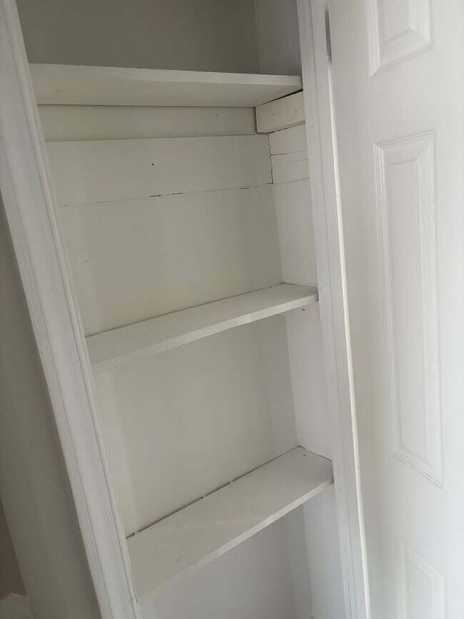 Building Photo - Spacious 3 Bedroom Home Available In East Baltimore