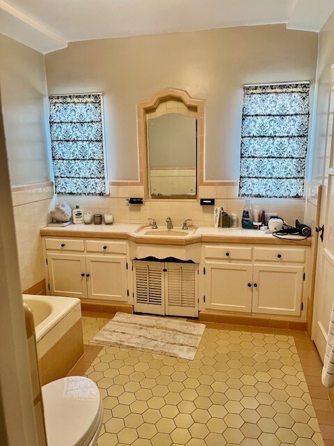 Master bathroom - 1039 S Alfred St