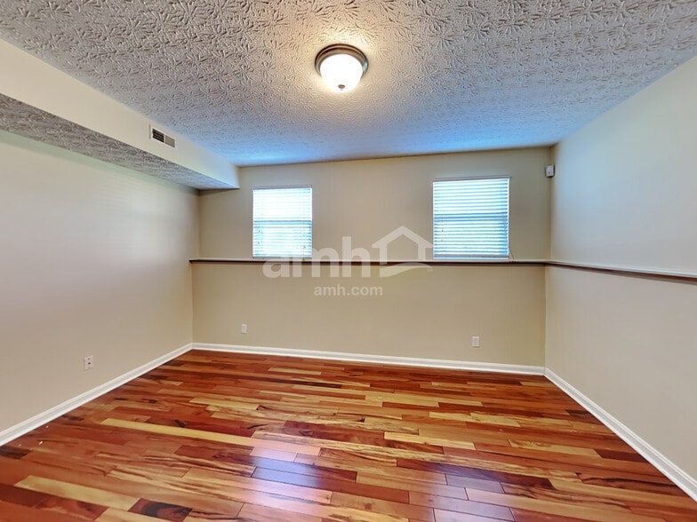 Building Photo - 10136 Corona Ln