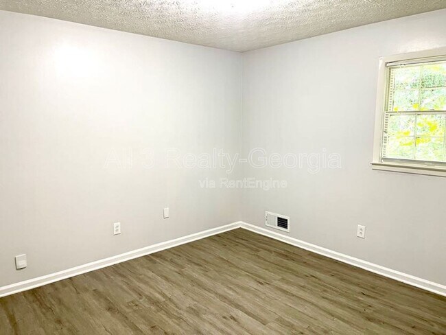 Building Photo - 86 Church St