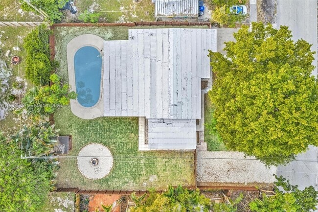 Building Photo - 1600 SW 9th St