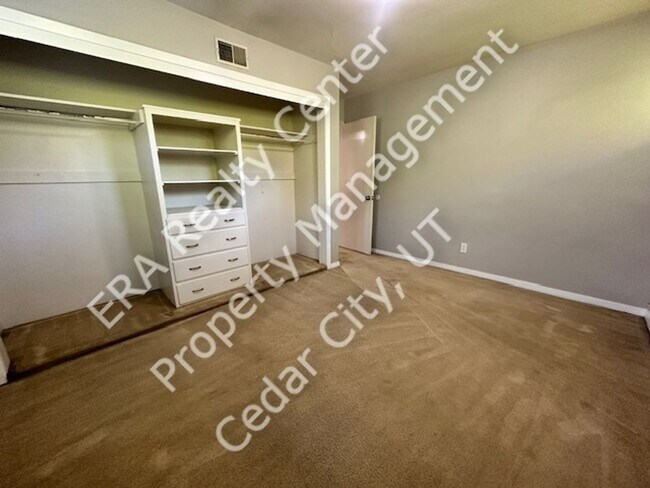 Building Photo - Move in Discount! Charming Ranch Style Single Family Home