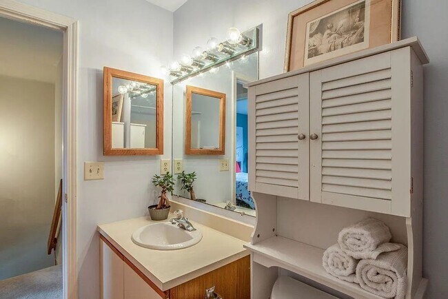 Building Photo - Townhouse for Rent – South Burlington, VT