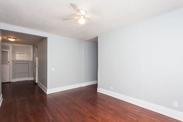 Building Photo - 7522 N Damen Ave