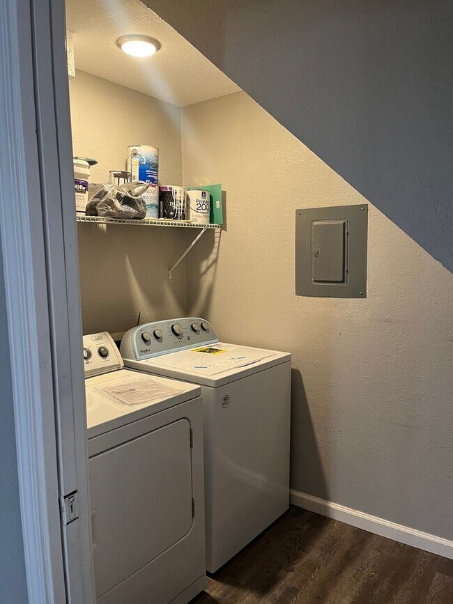 Building Photo - 2 Bedroom Townhome in Austin