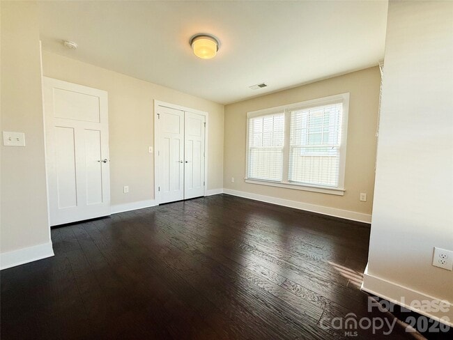 Building Photo - 1424 W 4th St