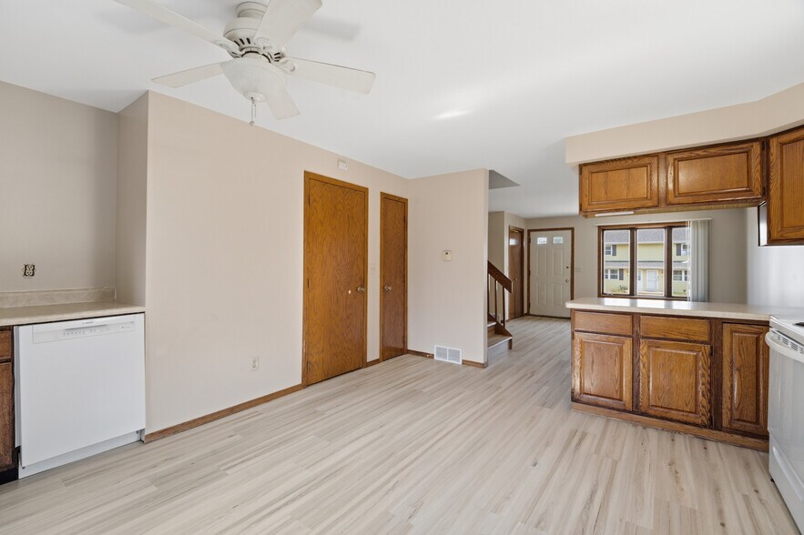 Building Photo - 1355 W Hiawatha Dr