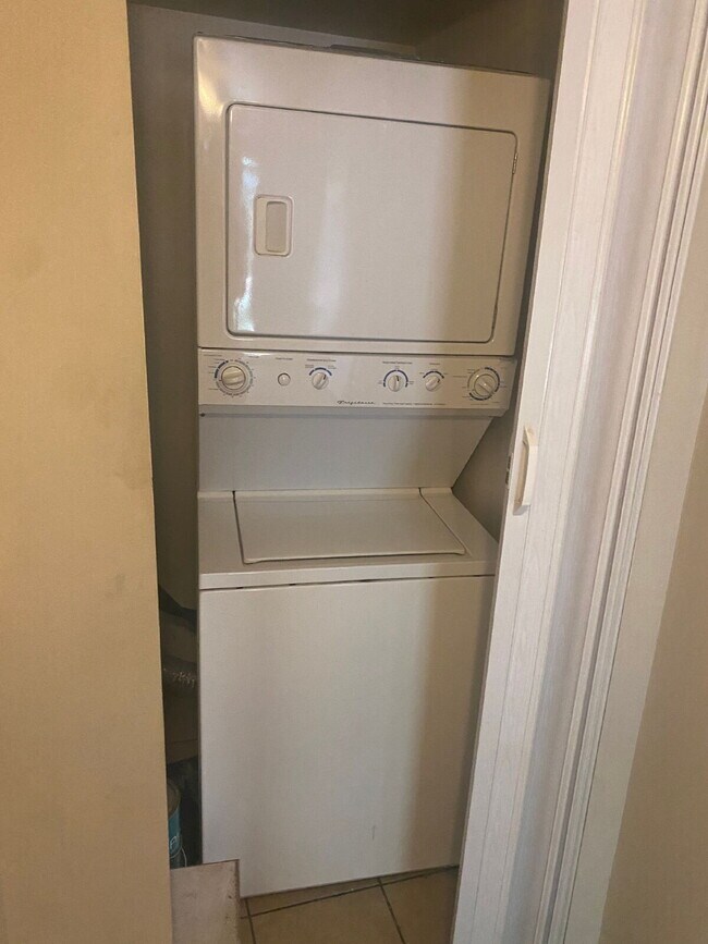 Building Photo - Gorgeous 2 Bedroom 1.5 Bathroom Condo With Stunning Flooring! AMAZING DEAL.