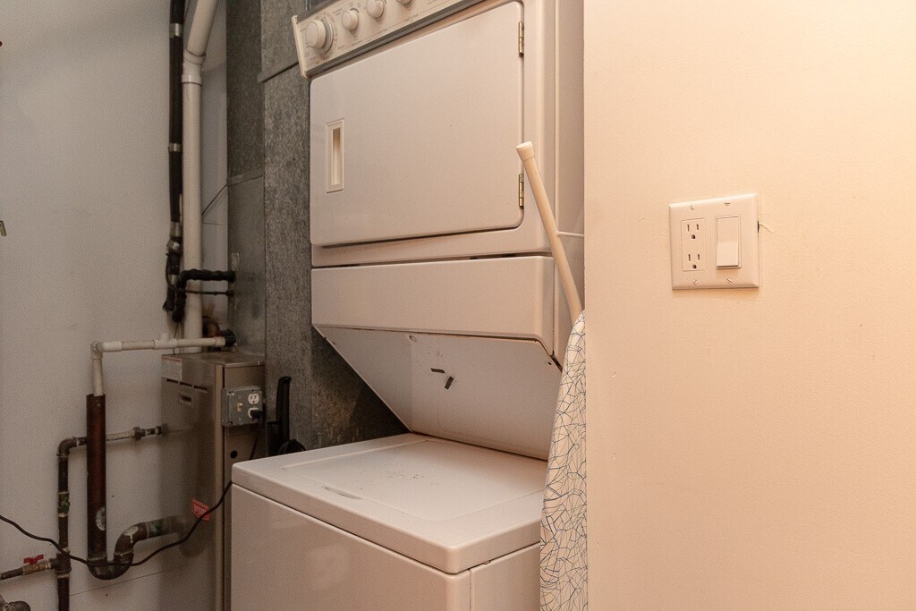 Building Photo - 1222 W Belmont Ave