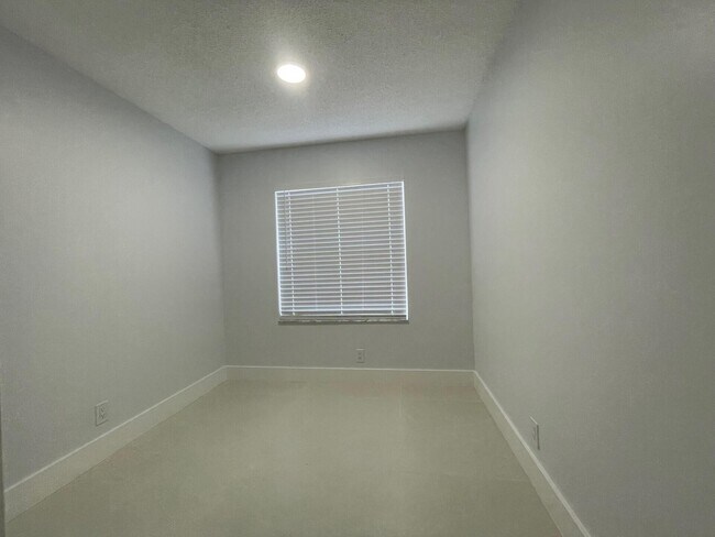 Building Photo - 1630 Zenith Way
