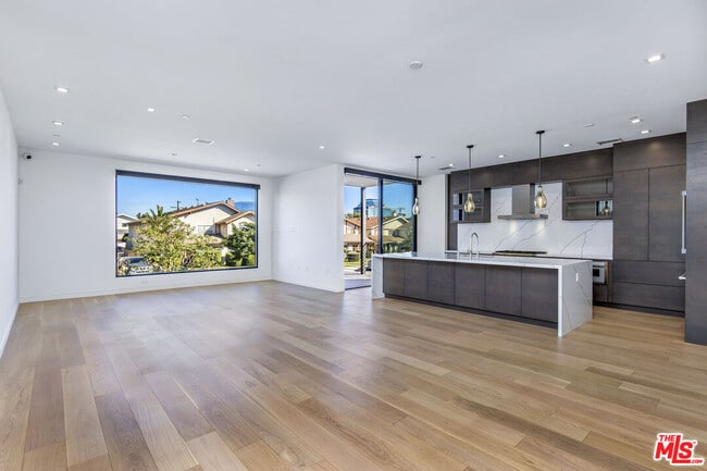 Building Photo - 2019 Barry Ave