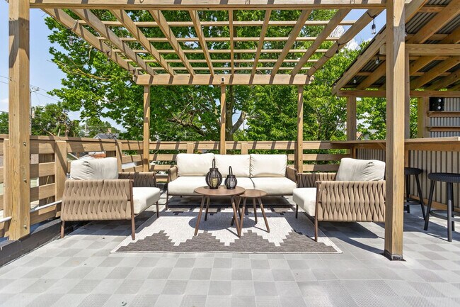 Building Photo - 1616 Pleasant St