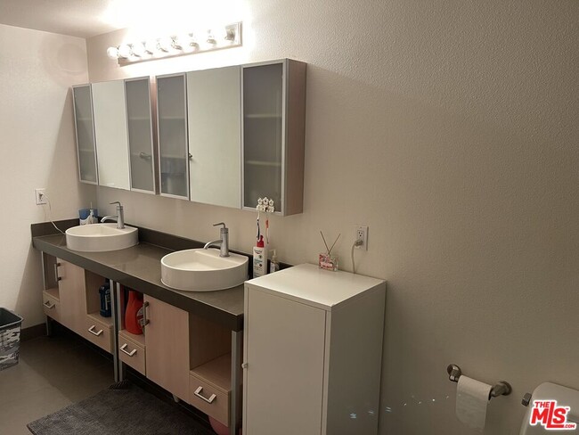 Building Photo - 1234 Wilshire Blvd