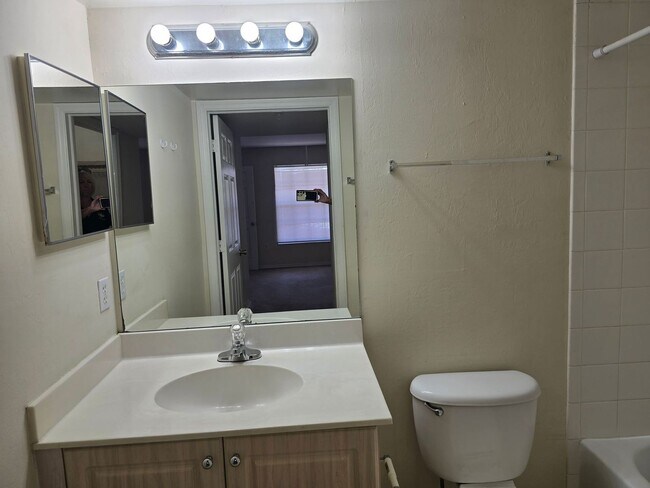 Building Photo - 3/2 2nd Floor Condo AVAILABLE NOW!