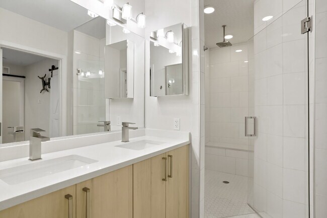 Building Photo - 1 Month Free - 2 Bed Room / 2.5 Bath - Roo...
