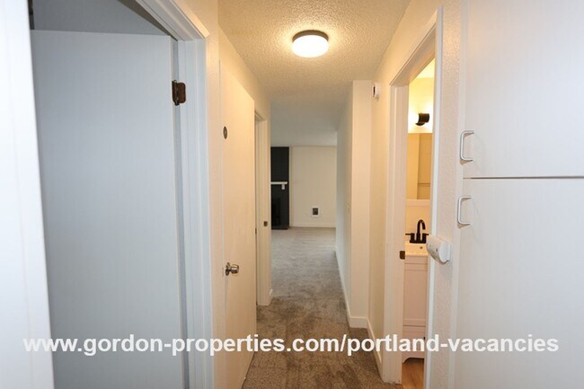 Building Photo - SE 15th Ave - remodeled 3 bedroom duplex w...