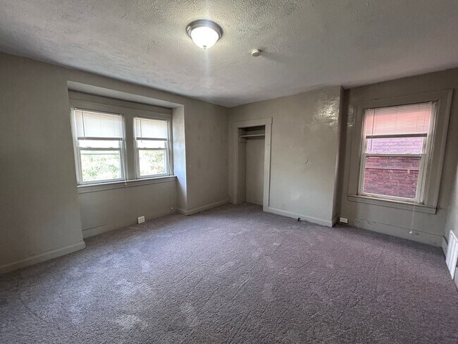 Building Photo - 5 Bedroom 1.5 Bath Home| Brighton Heights ...