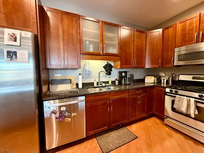 Building Photo - Stunning 2 Bed 2 Bath in the Wicker Park area