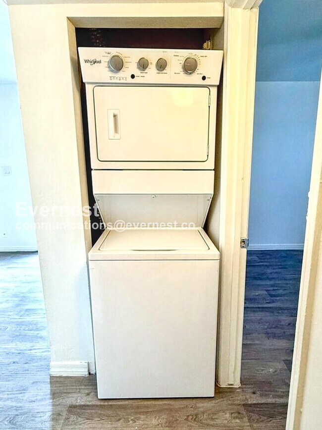 Building Photo - 534 E Huntington Dr