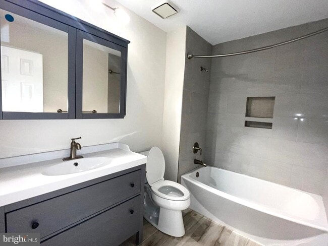 Building Photo - 40 Roxbury Ct