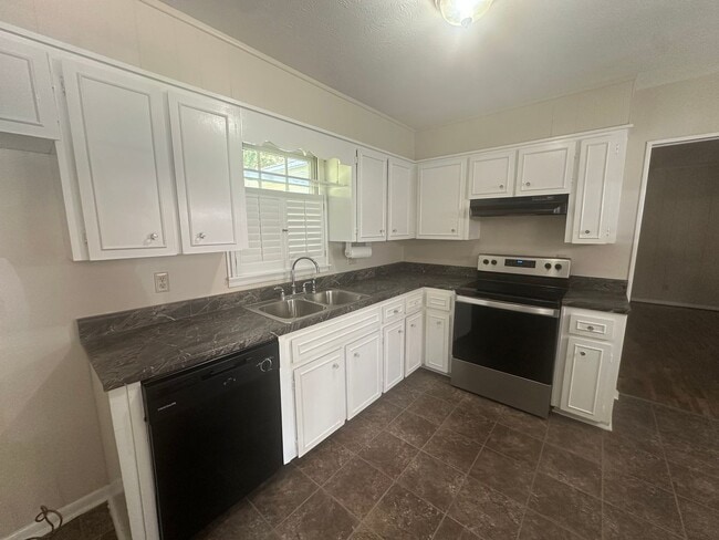 Building Photo - 927 Pinecliff Dr