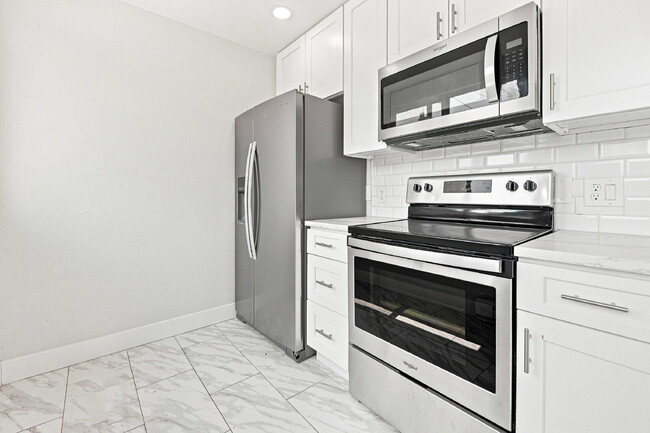 Building Photo - $1,720.95 with $300 off the first month rent, 1 Bed - 1 Bath, Condo in Denver with All Utilities ...