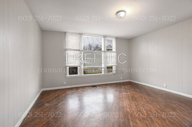 Building Photo - 1747 E Oak St