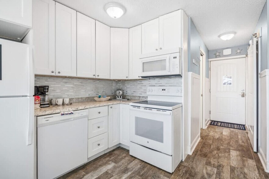 Building Photo - 8817 S Thomas Dr