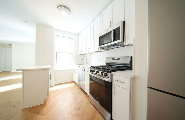 Building Photo - 30 Clinton St