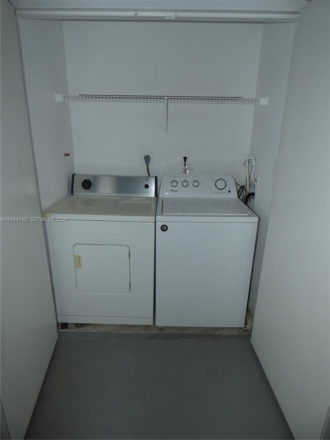 Building Photo - 2851 N Oakland Forest Dr