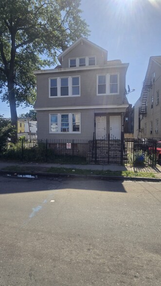 Primary Photo - 166 Columbia Ave