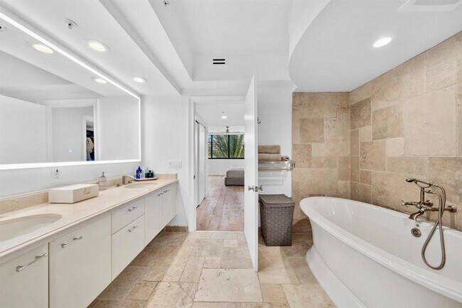 Building Photo - 333 Las Olas Way
