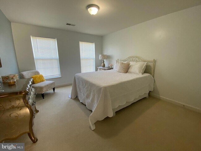 Building Photo - 6 Hollow Creek Cir