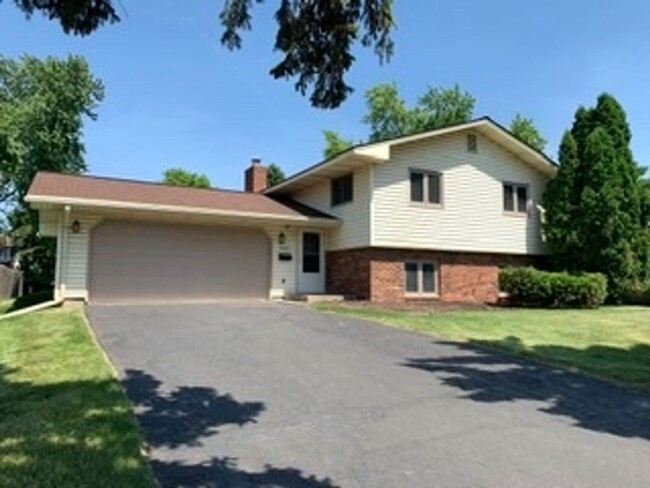 Primary Photo - 4bd 2ba 2car garage nice NE Minneapolis ne...