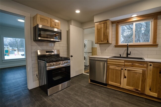 Building Photo - 1702 Lake St