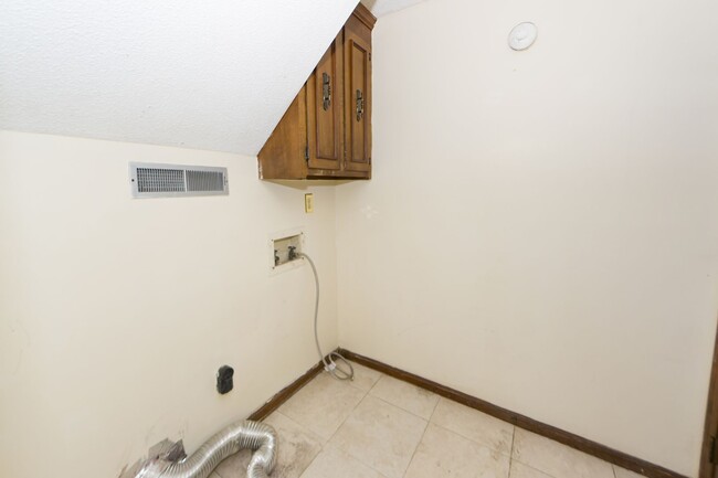 Building Photo - 5 Bedroom 3 Bath Home in Parkshore - Charl...