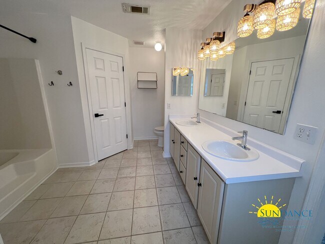 Building Photo - Charming 3-Bedroom + Office Home in Crestview, Prime Location Near I-10 & FL-85!