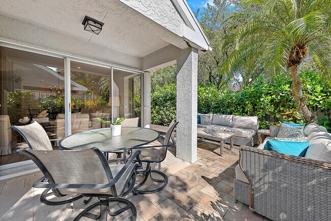 Building Photo - 15 Commodore Pl