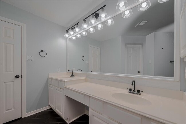 Building Photo - 311 N Esplanade Ln